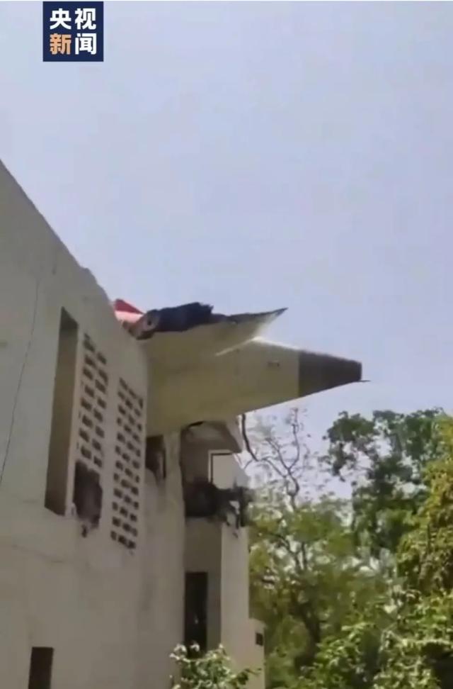 印度一波音787客机坠毁机上242人(❤)、(🙅)地面5名(🥈)学生遇难！我驻印度使馆：机上无中国籍乘客
